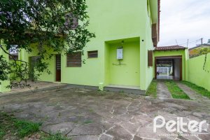 Casa à venda com 493m², 4 dormitórios, 1 suíte, 6 vagas, no bairro Ipanema em Porto Alegre