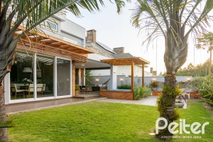 Casa em Condomínio à venda com 308m², 3 dormitórios, 3 suítes, 2 vagas, no bairro Alphaville em PORTO ALEGRE