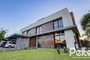Casa em Condomínio à venda com 385m², 4 dormitórios, 4 suítes, 4 vagas, no bairro Terra Ville em PORTO ALEGRE