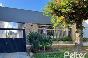 Casa à venda com 226m², 3 dormitórios, 1 suíte, 2 vagas, no bairro Tristeza em Porto Alegre