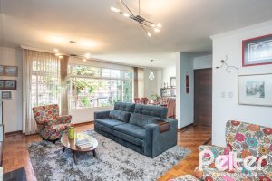 Casa à venda com 226m², 3 dormitórios, 1 suíte, 2 vagas, no bairro Tristeza em Porto Alegre