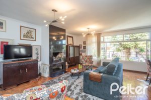 Casa à venda com 226m², 3 dormitórios, 1 suíte, 2 vagas, no bairro Tristeza em Porto Alegre