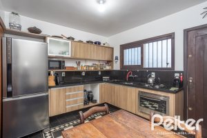 Casa à venda com 226m², 3 dormitórios, 1 suíte, 2 vagas, no bairro Tristeza em Porto Alegre