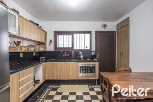 Casa à venda com 226m², 3 dormitórios, 1 suíte, 2 vagas, no bairro Tristeza em Porto Alegre