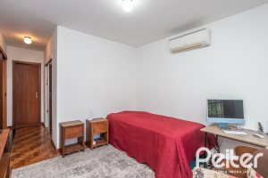 Casa à venda com 226m², 3 dormitórios, 1 suíte, 2 vagas, no bairro Tristeza em Porto Alegre
