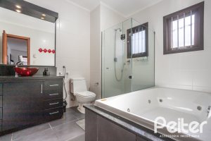 Casa à venda com 226m², 3 dormitórios, 1 suíte, 2 vagas, no bairro Tristeza em Porto Alegre