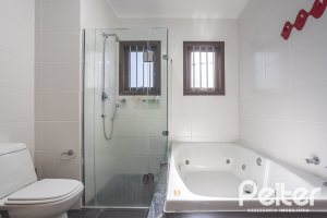 Casa à venda com 226m², 3 dormitórios, 1 suíte, 2 vagas, no bairro Tristeza em Porto Alegre