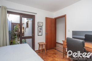 Casa à venda com 226m², 3 dormitórios, 1 suíte, 2 vagas, no bairro Tristeza em Porto Alegre