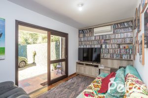 Casa à venda com 226m², 3 dormitórios, 1 suíte, 2 vagas, no bairro Tristeza em Porto Alegre