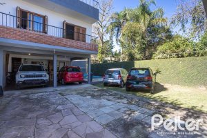 Casa à venda com 226m², 3 dormitórios, 1 suíte, 2 vagas, no bairro Tristeza em Porto Alegre