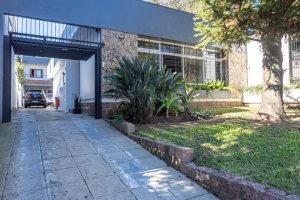 Casa à venda com 226m², 3 dormitórios, 1 suíte, 2 vagas, no bairro Tristeza em Porto Alegre