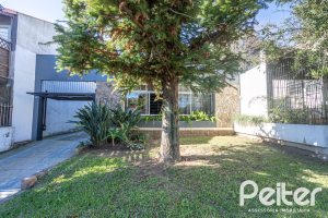 Casa à venda com 226m², 3 dormitórios, 1 suíte, 2 vagas, no bairro Tristeza em Porto Alegre
