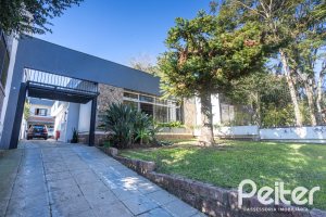 Casa à venda com 226m², 3 dormitórios, 1 suíte, 2 vagas, no bairro Tristeza em Porto Alegre