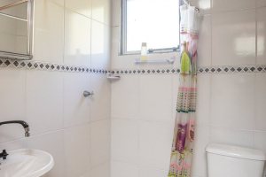 Casa à venda com 226m², 3 dormitórios, 1 suíte, 2 vagas, no bairro Tristeza em Porto Alegre