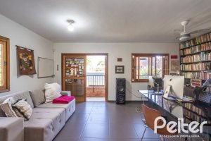 Casa à venda com 226m², 3 dormitórios, 1 suíte, 2 vagas, no bairro Tristeza em Porto Alegre