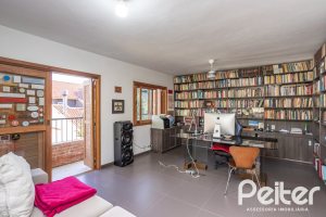 Casa à venda com 226m², 3 dormitórios, 1 suíte, 2 vagas, no bairro Tristeza em Porto Alegre