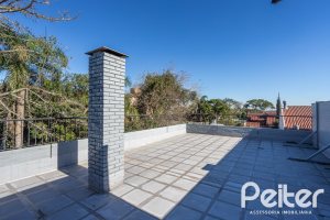 Casa à venda com 226m², 3 dormitórios, 1 suíte, 2 vagas, no bairro Tristeza em Porto Alegre