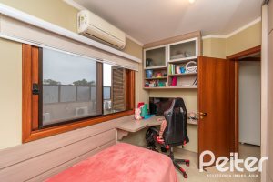 Casa em Condomínio à venda com 204m², 4 dormitórios, 1 suíte, 3 vagas, no bairro Tristeza em Porto Alegre