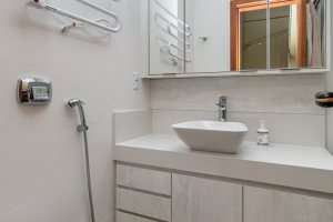 Casa em Condomínio à venda com 204m², 4 dormitórios, 1 suíte, 3 vagas, no bairro Tristeza em Porto Alegre