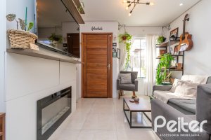 Casa à venda com 67m², 2 dormitórios, 1 vaga, no bairro Hípica em Porto Alegre