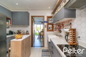 Casa à venda com 67m², 2 dormitórios, 1 vaga, no bairro Hípica em Porto Alegre