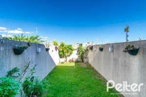 Casa à venda com 67m², 2 dormitórios, 1 vaga, no bairro Hípica em Porto Alegre