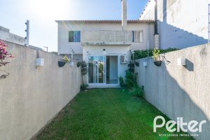 Casa à venda com 67m², 2 dormitórios, 1 vaga, no bairro Hípica em Porto Alegre