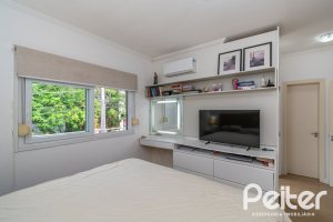 Casa em Condomínio à venda com 195m², 3 dormitórios, 1 suíte, 4 vagas, no bairro Vila Nova em Porto Alegre