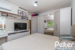 Casa em Condomínio à venda com 195m², 3 dormitórios, 1 suíte, 4 vagas, no bairro Vila Nova em Porto Alegre