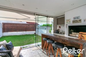 Casa em Condomínio à venda com 195m², 3 dormitórios, 1 suíte, 4 vagas, no bairro Vila Nova em Porto Alegre