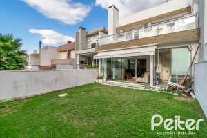 Casa em Condomínio à venda com 195m², 3 dormitórios, 1 suíte, 4 vagas, no bairro Vila Nova em Porto Alegre