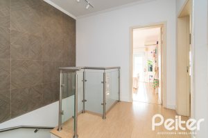 Casa em Condomínio à venda com 195m², 3 dormitórios, 1 suíte, 4 vagas, no bairro Vila Nova em Porto Alegre