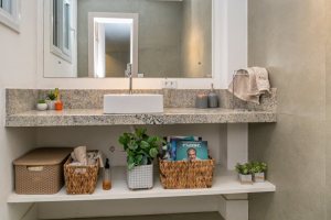 Casa em Condomínio à venda com 195m², 3 dormitórios, 1 suíte, 4 vagas, no bairro Vila Nova em Porto Alegre