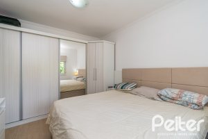 Casa em Condomínio à venda com 195m², 3 dormitórios, 1 suíte, 4 vagas, no bairro Vila Nova em Porto Alegre