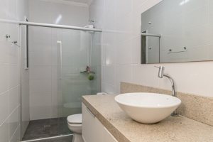 Casa em Condomínio à venda com 195m², 3 dormitórios, 1 suíte, 4 vagas, no bairro Vila Nova em Porto Alegre