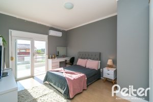 Casa em Condomínio à venda com 195m², 3 dormitórios, 1 suíte, 4 vagas, no bairro Vila Nova em Porto Alegre