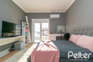 Casa em Condomínio à venda com 195m², 3 dormitórios, 1 suíte, 4 vagas, no bairro Vila Nova em Porto Alegre