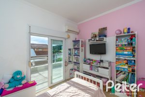 Casa em Condomínio à venda com 195m², 3 dormitórios, 1 suíte, 4 vagas, no bairro Vila Nova em Porto Alegre