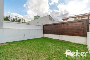 Casa em Condomínio à venda com 195m², 3 dormitórios, 1 suíte, 4 vagas, no bairro Vila Nova em Porto Alegre