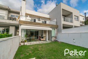 Casa em Condomínio à venda com 195m², 3 dormitórios, 1 suíte, 4 vagas, no bairro Vila Nova em Porto Alegre