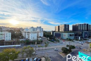 Apartamento à venda com 50m², 2 dormitórios, 1 vaga, no bairro Glória em Porto Alegre