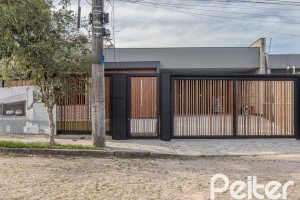 Casa à venda com 230m², 3 dormitórios, 3 suítes, 2 vagas, no bairro Vila Assunção em Porto Alegre