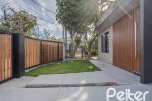 Casa à venda com 230m², 3 dormitórios, 3 suítes, 2 vagas, no bairro Vila Assunção em Porto Alegre