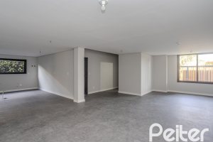 Casa à venda com 230m², 3 dormitórios, 3 suítes, 2 vagas, no bairro Vila Assunção em Porto Alegre