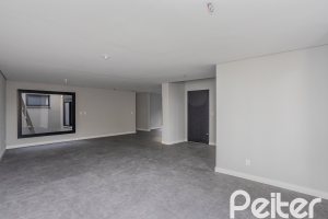 Casa à venda com 230m², 3 dormitórios, 3 suítes, 2 vagas, no bairro Vila Assunção em Porto Alegre