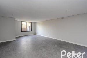 Casa à venda com 230m², 3 dormitórios, 3 suítes, 2 vagas, no bairro Vila Assunção em Porto Alegre