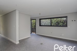 Casa à venda com 230m², 3 dormitórios, 3 suítes, 2 vagas, no bairro Vila Assunção em Porto Alegre