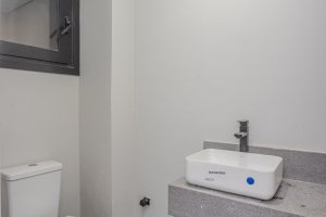 Casa à venda com 230m², 3 dormitórios, 3 suítes, 2 vagas, no bairro Vila Assunção em Porto Alegre