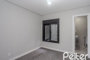 Casa à venda com 230m², 3 dormitórios, 3 suítes, 2 vagas, no bairro Vila Assunção em Porto Alegre