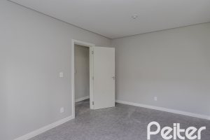 Casa à venda com 230m², 3 dormitórios, 3 suítes, 2 vagas, no bairro Vila Assunção em Porto Alegre